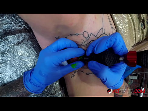 ❤️ Extrem tattooed Hottie Sully Savage krut en Tattoo op hirem Klitoris Sluts op lb.com-fullporner.ru ☑